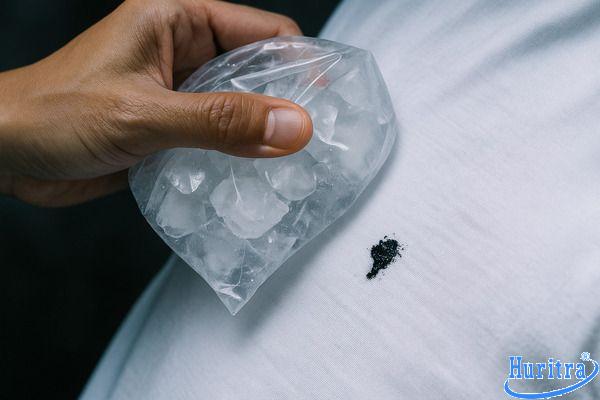 Làm cứng vết nhựa đường trên áo bằng đá lạnh trước khi cạo bỏ