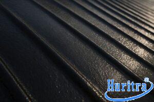 Bề mặt mái tôn phủ lớp nhựa đường đen bóng sau khi chống thấm.