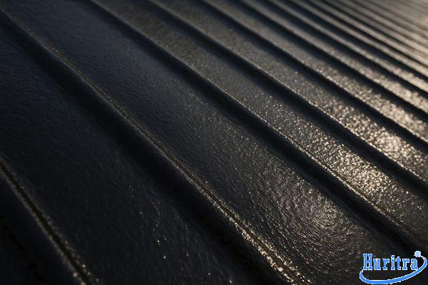 Bề mặt mái tôn phủ lớp nhựa đường đen bóng sau khi chống thấm.