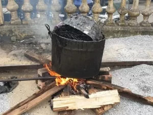 Chuẩn bị nguyên liệu là nhựa đường cục chất liệu tốt và các dụng cụ