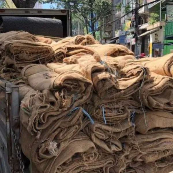 Bao tải đay tẩm nhựa đường có cấu tạo gồm hai phần chính lớp vỏ đay và lớp nhựa đường