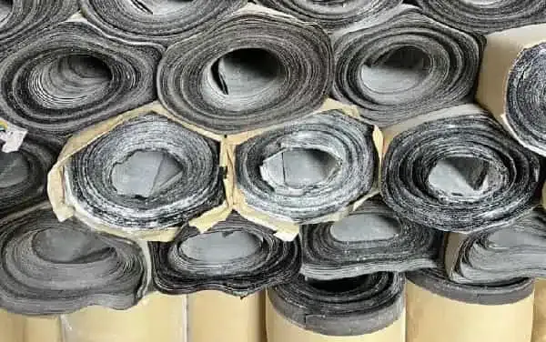 Giấy dầu tẩm nhựa đường nổi bật nhờ tính linh hoạt, dễ thi công và chi phí thấp