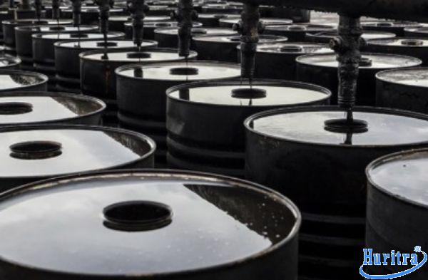 Cập nhật đơn giá nhựa đường mới nhất 2025 6 Nhựa đường xá được vận chuyển bằng xe bồn ở trạng thái nóng chảy