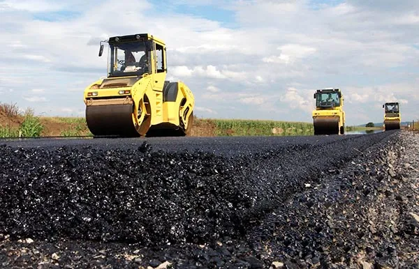 Thi công đường nhựa cần tuân thủ quy trình nghiêm ngặt từ khảo sát, thiết kế đến nghiệm thu