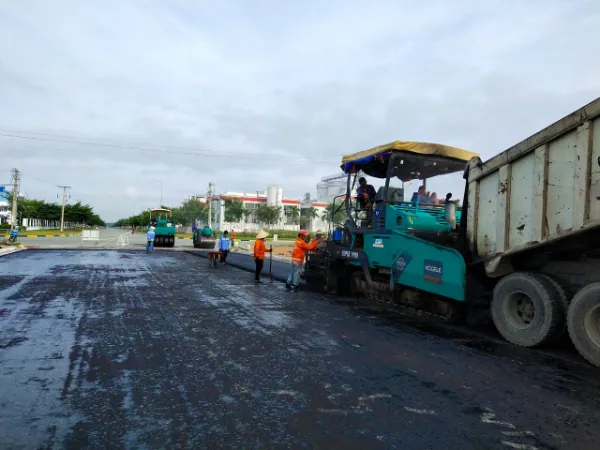 Đường nhựa đóng vai trò huyết mạch trong giao thông đô thị và nông thông