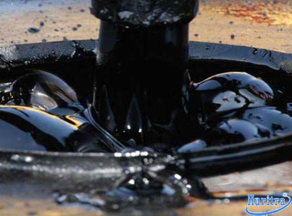 Nhựa đường 60/70 đặc quánh ở nhiệt độ thường với bề mặt đồng nhất.