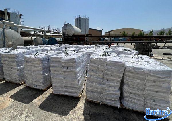 Nhựa đường cứng 115/15 7 Nhựa cứng BITUMEN 115/15 đóng gói theo 36 bao trên kệ hàng.