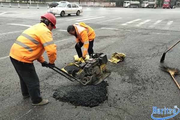 Nhựa đường lạnh thường được dùng để vá ổ gà nhỏ và sửa chữa nhanh.