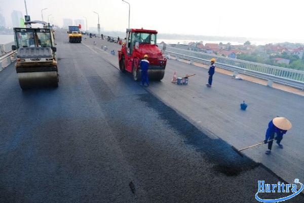 Hướng dẫn thi công trải nhựa đường chi tiết nhất 8 Trải nhựa đường là quá trình thi công lớp bê tông nhựa lên bề mặt nền đường đã được xử lý