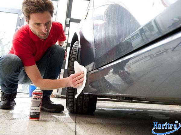 Dung dịch tẩy nhựa đường chứa các hoạt chất thẩm thấu sâu giúp hòa tan nhanh các vết nhựa đường