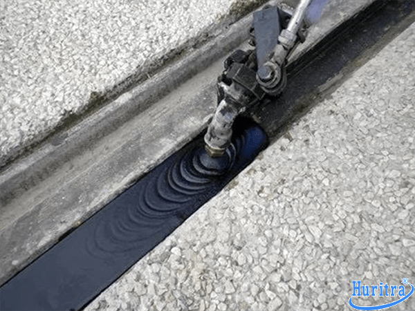 Nhựa đường chèn khe co giãn là loại vật liệu dùng lấp đầy các khoảng trống giữa các tấm bê tông