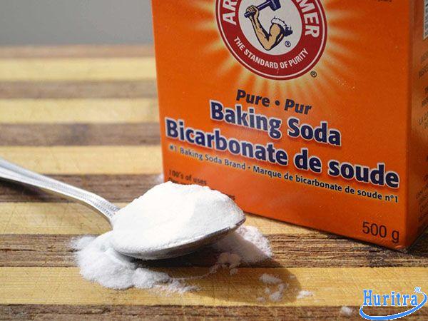 Dùng kem tẩy tế bào chết hoặc Baking Soda trộn nước
