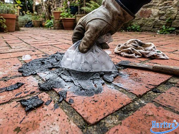 5 Cách tẩy nhựa đường trên gạch sạch bóng, nhanh chóng 8 Xử lý mảng nhựa đường dày bằng đá lạnh