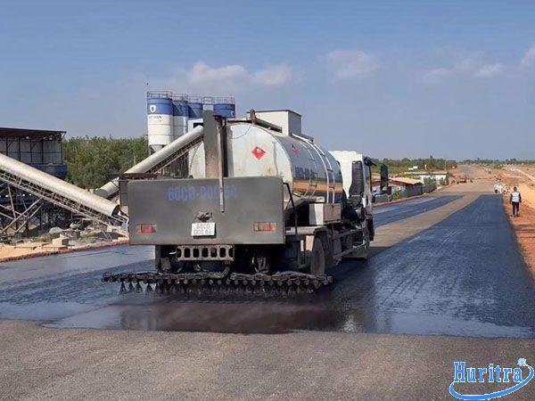 Nhựa đường nhũ tương là gì? Phân loại, ứng dụng & Báo giá 13 Thi công tưới lớp dính bám (Tack Coat)