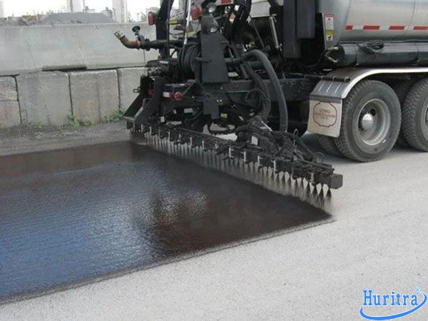 Nhựa đường nhũ tương là gì? Phân loại, ứng dụng & Báo giá 14 Thi công tưới lớp thấm bám (Prime Coat)