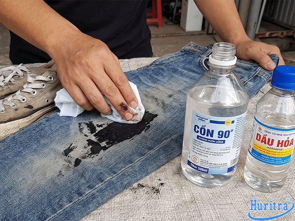 Bị dính nhựa đường phải làm sao? Cách tẩy sạch an toàn 9 Sử dụng dầu hỏa hoặc cồn 90 độ nếu nhựa đường dính trên quần áo, giày dép